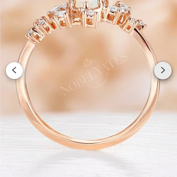 Stunning engagement ring / wedding ring, sure to impress.
